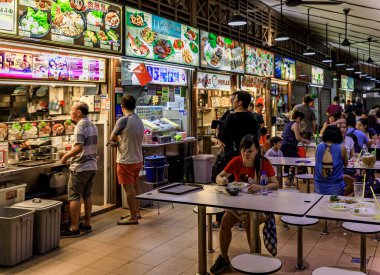 Singapur - 7 Eylül 2019: Yerel halk ve turistler, Lau Pa Sat Telok Ayer Market 'teki sokak işportacıları merkezinde yürüyen ve yemek yiyen müşteriler