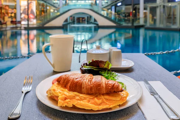 Tasse Kaffee Mit Croissant Und Eiersandwich Zum Frühstück Einem Café — Stockfoto