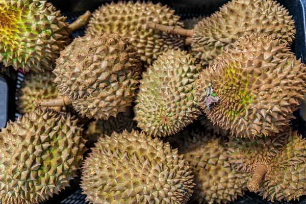 Street food vendor or hawker stall with a durian on display in Singapore — Stock Photo, Image