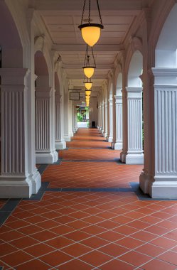 Singapur - 08 Eylül 2019: Iconic Raffles Hotel, Singapur Sling kokteylinin icadı ile ünlü bir koloni tarzı lüks otel.