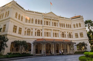 Singapur - 08 Eylül 2019: Iconic Raffles Hotel, Singapur Sling kokteylinin icadı ile ünlü bir koloni tarzı lüks otel.