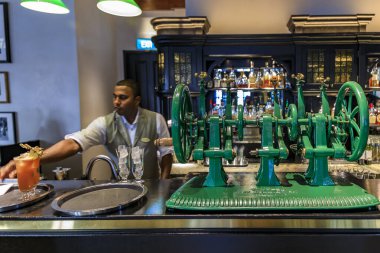 Singapur Sling kokteyl makinesi Raffles Hotel Long Bar 'da üretildi.