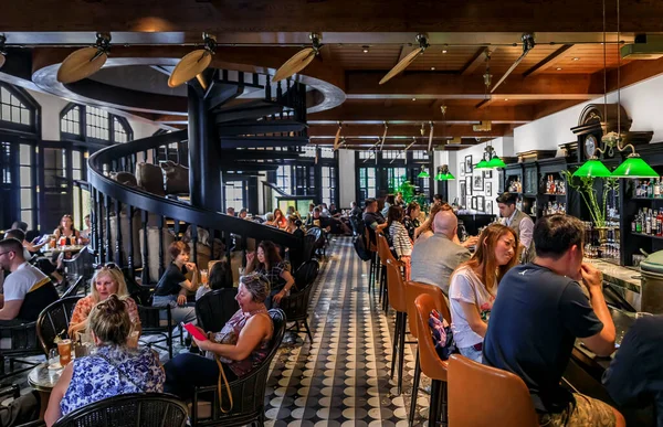 Long Bar à l'emblématique hôtel Raffles, célèbre pour avoir inventé le Singapore Sling — Photo