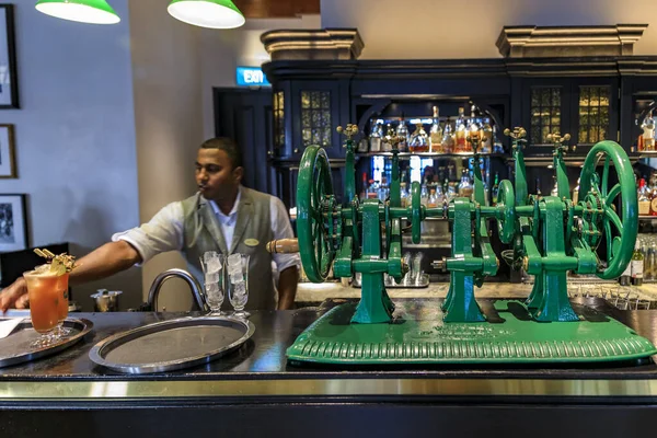 Machine à cocktail Singapore Sling au Raffles Hotel Long Bar qui l'a créée — Photo