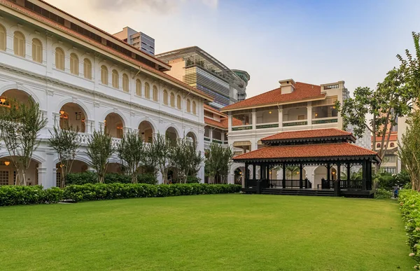 Luxury Raffles Hotel famous for the invention of the Singapore Sling cocktail — Stock Photo, Image