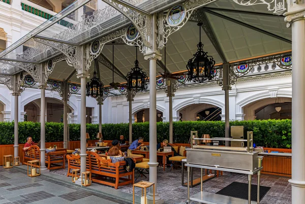 Bar Raffles Courtyard à l'emblématique Raffles Hotel, un hôtel de luxe à Singapour — Photo