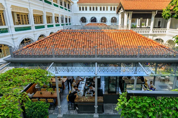 Raffles Courtyard bar di Hotel Raffles yang ikonik, sebuah hotel mewah di Singapura — Stok Foto