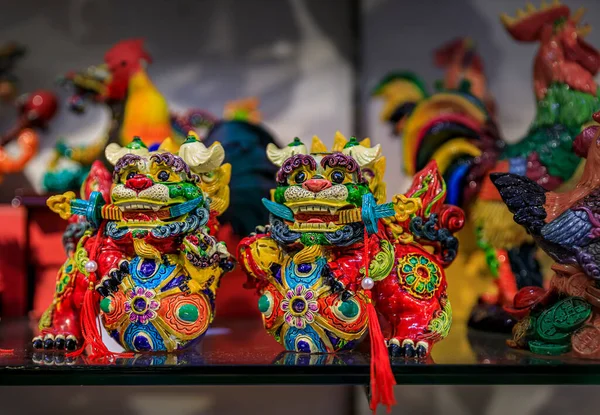 Singapur Září 2019 Pár Čínských Hlídacích Psů Suvenýrovými Figurkami Meči — Stock fotografie