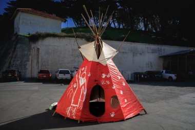 San Francisco, ABD - 08 Şubat 2020: Pow Wow 'da Kızılderili çadırı MMIW, Kayıp ve Öldürülen Yerli Kadınları destekleyen avuç içi izleriyle