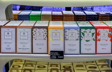 Madrid, İspanya - 28 Haziran 2021: Torrons Vicens mağazasında sergilenmekte olan çikolatalar, 1775 yılından beri dünya çapında dükkanları olan sanatsal çikolata şirketi