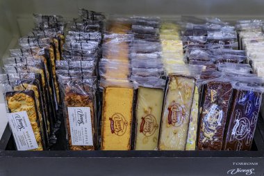 Madrid, İspanya - 28 Haziran 2021: Torrons Vicens mağazasında sergilenmekte olan çikolatalar, 1775 yılından beri dünya çapında dükkanları olan sanatsal çikolata şirketi