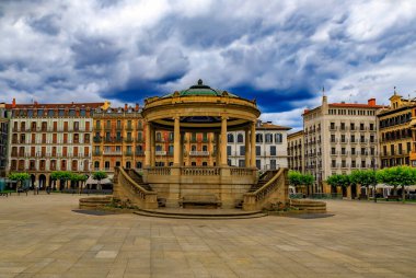Tarihi Plaza del Castillo restoranları ve Eski Şehir 'de merkezi kubbeli bir çardağı olan Pamplona, İspanya' da boğaların koşusuyla ünlü.