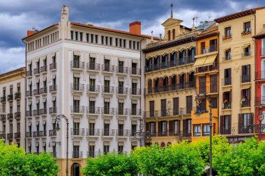 Tarihi Plaza del Castillo restoranları ve Eski Şehir 'de merkezi kubbeli bir çardağı olan Pamplona, İspanya' da boğaların koşusuyla ünlü.