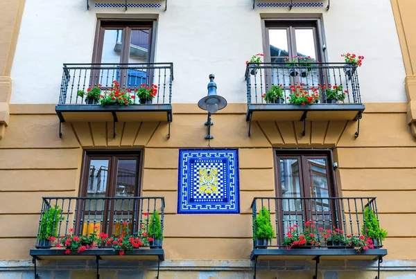 Coloridas Fachadas Casa Balcones Metal Adornado Con Flores Casco Antiguo —  Fotos de Stock