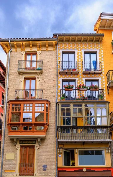 Coloridas Fachadas Casa Balcones Metal Adornado Con Flores Casco Antiguo —  Fotos de Stock