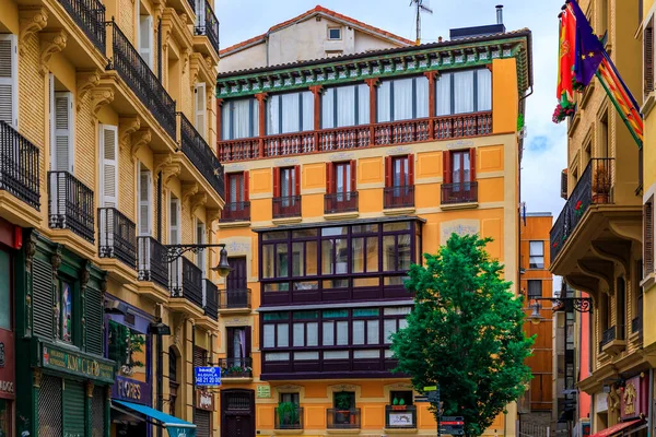 Pamplona España Junio 2021 Coloridas Fachadas Balcones Metálicos Adornados Casco —  Fotos de Stock