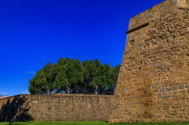 İspanya 'nın eski Pamplona, Navarra kentindeki kaleler, ortaçağ tahkimatları boğaların koşusuyla ünlüdür.
