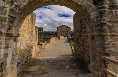 İspanya 'nın eski Pamplona, Navarra kentindeki boğa koşusuyla ünlü ortaçağ kalesinin kapısı ve yolu.