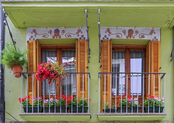 Coloridas Fachadas Casa Balcones Metal Adornado Con Flores Casco Antiguo —  Fotos de Stock