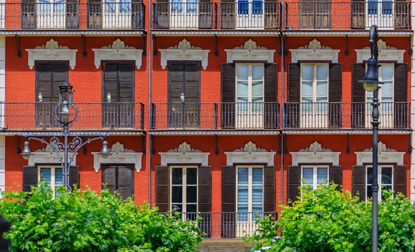 Coloridas Fachadas Casa Balcones Metálicos Adornados Plaza Del Castillo Casco —  Fotos de Stock