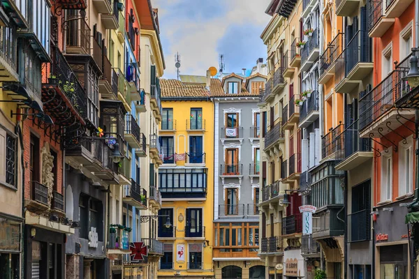 Pamplona Španělsko Června 2021 Barevné Fasády Domu Zdobené Kovové Balkony — Stock fotografie