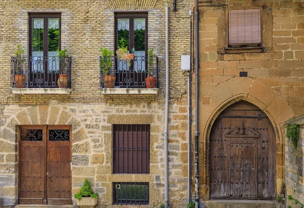 旧市街の花で飾られた古い石造りの家のファサードや 雄牛の走りで有名なスペインのパンプローナのカスコViejo — ストック写真