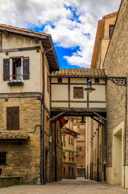 İspanya 'nın Pamplona kentindeki Casco Viejo' da boğaların koşusu meşhurdur.