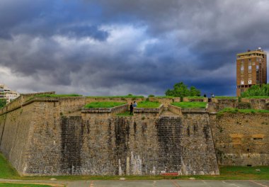 Kalenin duvarlarında tanınmayan insanlar eski Pamplona, Navarra, İspanya 'da boğaların koşusuyla ünlü ortaçağ tahkimatları.