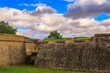 İspanya 'nın eski Pamplona, Navarra kentindeki kaleler, ortaçağ tahkimatları boğaların koşusuyla ünlüdür.