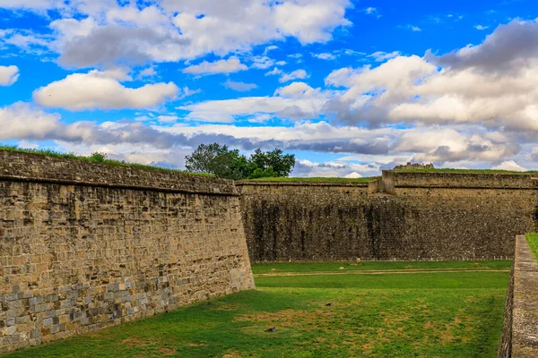 İspanya 'nın eski Pamplona, Navarra kentindeki kaleler, ortaçağ tahkimatları boğaların koşusuyla ünlüdür.