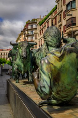 Pamplona, İspanya - 22 Haziran 2021: Encierro, 1994 Anıtı Rafael Huerta tarafından işletilen uluslararası San Fermin Boğası 'na adanmıştır.
