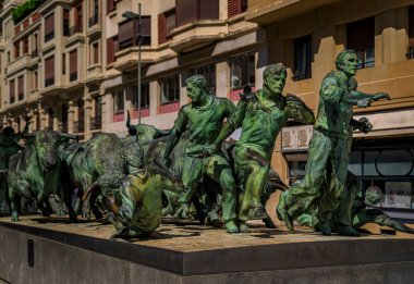 Pamplona, İspanya - 22 Haziran 2021: Encierro, 1994 Anıtı Rafael Huerta tarafından işletilen uluslararası San Fermin Boğası 'na adanmıştır.