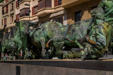 Pamplona, İspanya - 22 Haziran 2021: Encierro, 1994 Anıtı Rafael Huerta tarafından işletilen uluslararası San Fermin Boğası 'na adanmıştır.