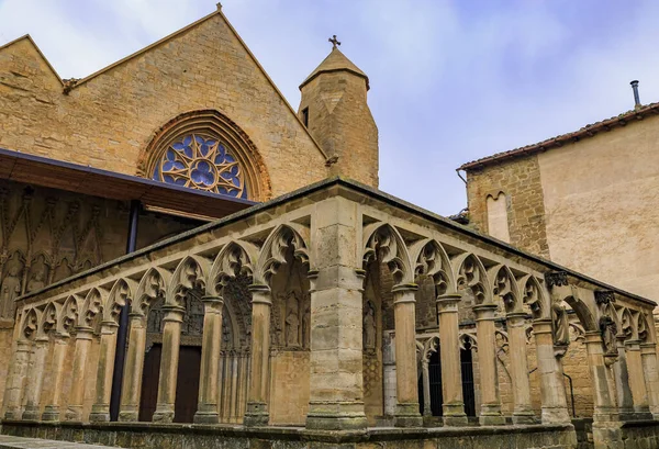 Μεσαιωνικά πέτρινα τείχη και παράθυρο τριαντάφυλλο στη Santa Maria la Real εκκλησία, Olite Ισπανία — Φωτογραφία Αρχείου