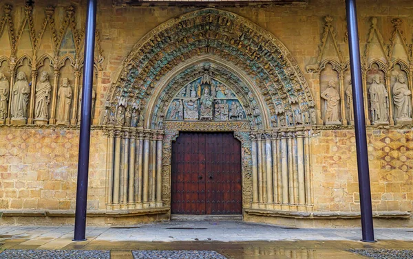 스페인 올 라이트에 있는 산타 마리아라 레알 교회의 화려 한 로마네스크 정면 — 스톡 사진
