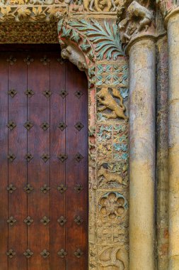 İspanya 'nın Olite kentindeki Santa Maria la Real Kilisesi' nin Roma 'ya özgü bir cephesi.