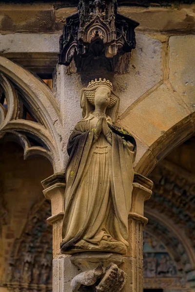 Статуя Діви Марії на фасаді церкви Санта Марія-ла-Реаль в Олійній Іспанії. — стокове фото