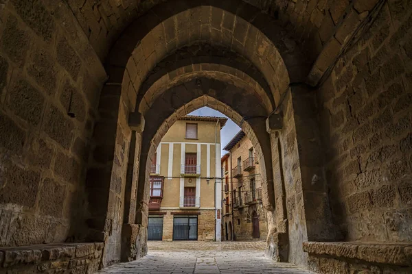 İspanya 'nın eski Olite kasabasındaki bir caddede antik ortaçağ taş kemer yolu.