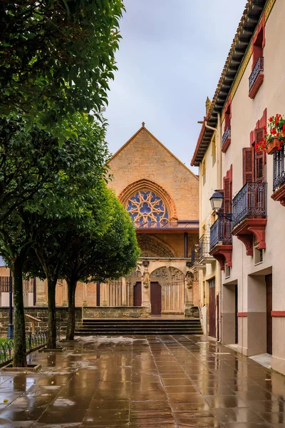 Μεσαιωνικά σπίτια σε ένα δρόμο από την εκκλησία Santa Maria la Real, Olite Ισπανία — Φωτογραφία Αρχείου