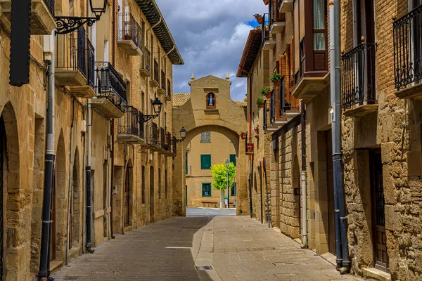 Μεσαιωνικά πέτρινα σπίτια στην Olite Ισπανία γνωστή για ένα υπέροχο κάστρο Royal Palace — Φωτογραφία Αρχείου