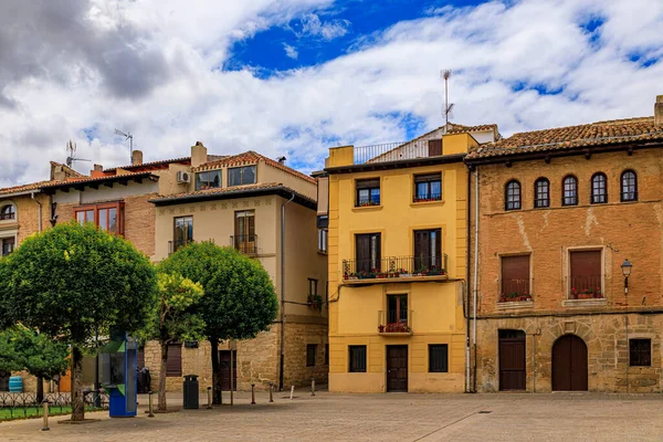 Μεσαιωνικά πέτρινα σπίτια γύρω από την πλατεία Plaza de los Teobaldos στην Olite της Ισπανίας — Φωτογραφία Αρχείου