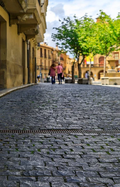 Calle adoquinada con casas de piedra medieval rústica en Olite, España —  Fotos de Stock