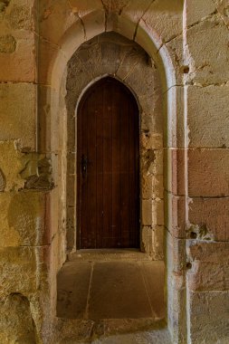 Olite, İspanya - 23 Haziran 2021 Navarra 'daki Olite Kralları veya Kraliyet Sarayı' nın Gotik Sarayı 'nın taş iç kısımlarının ayrıntıları