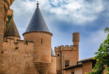 Olite, İspanya - 23 Haziran 2021 Navarra 'daki Olite Kralları veya Kraliyet Sarayı' nın süslü gotik mimarisinin ayrıntıları