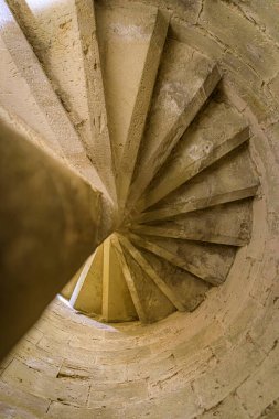 Olite, İspanya - 23 Haziran 2021 Navarra Kralları veya Olite Kraliyet Sarayı 'nın gotik sarayındaki sarmal merdivenlerin ayrıntıları