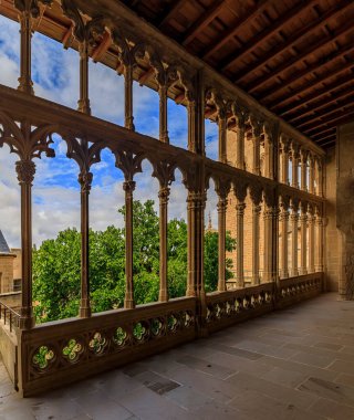 Olite, İspanya - 23 Haziran 2021 Navarra 'daki Navarre Kralları veya Olite Kraliyet Sarayı' ndaki süslü Gotik atari sütunlarının ayrıntıları