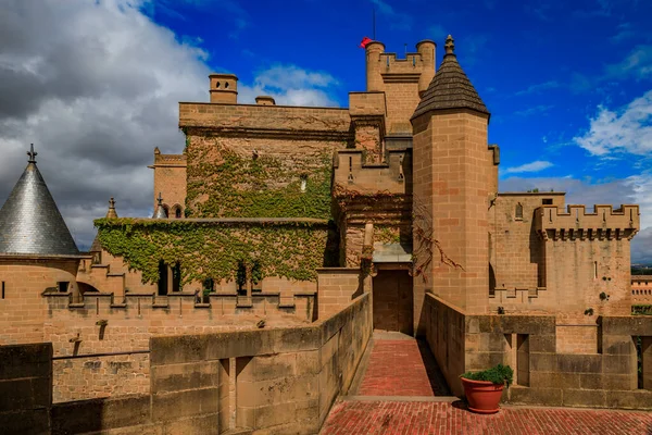 Olite, İspanya - 23 Haziran 2021 Navarra 'daki Olite Kralları veya Kraliyet Sarayı' nın süslü gotik mimarisinin ayrıntıları