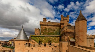 Olite Navarra İspanya 'daki Navarre Kralları sarayının Gotik mimarisi.