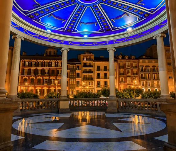 Domed gazebo illuminated at night, Historic Plaza del Castillo in Pamplona Spain — Stock fotografie