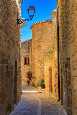 İspanya 'nın Navarra bölgesindeki Bask Bölgesi' nde Ujue adlı bir ortaçağ köyünde eski taş evler ve dar kaldırım taşlı caddeler.